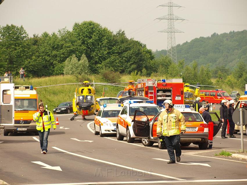 Schwerer Unfall mit Reisebus Lohmar Donrather Dreieck P120.JPG